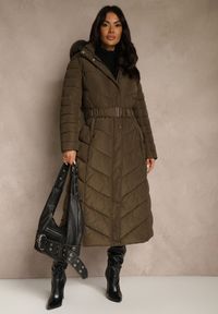 Renee - Ciemnozielona Zimowa Kurtka Pikowana o Długim Kroju z Paskiem i Kapturem z Futrem Retarda. Kolor: zielony. Materiał: futro. Długość: długie. Sezon: zima. Styl: street #4