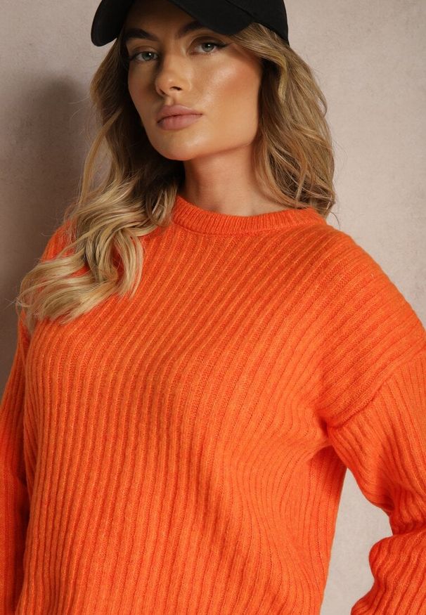 Renee - Pomarańczowy Prążkowany Sweter o Klasycznym Pudełkowym Fasonie Omeita. Okazja: na co dzień. Kolor: pomarańczowy. Materiał: prążkowany. Długość rękawa: długi rękaw. Długość: długie. Styl: klasyczny