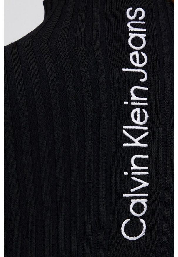 Calvin Klein Jeans Sukienka kolor czarny mini dopasowana. Kolor: czarny. Materiał: dzianina. Długość rękawa: długi rękaw. Wzór: gładki. Typ sukienki: dopasowane. Długość: mini