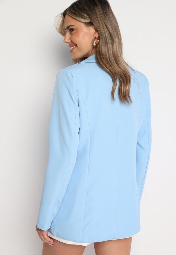 Born2be - Jasnoniebieska Marynarka Jednorzędowa z Ozdobnymi Klapami Tayle. Kolor: niebieski. Styl: klasyczny