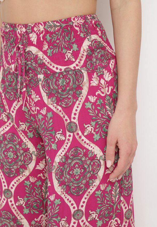 Born2be - Ciemnofioletowe Szerokie Spodnie Wiskozowe z Wysokim Stanem w Ornamentalny Print Zlamelia. Stan: podwyższony. Kolor: fioletowy. Materiał: wiskoza. Długość: długie. Wzór: nadruk. Styl: elegancki