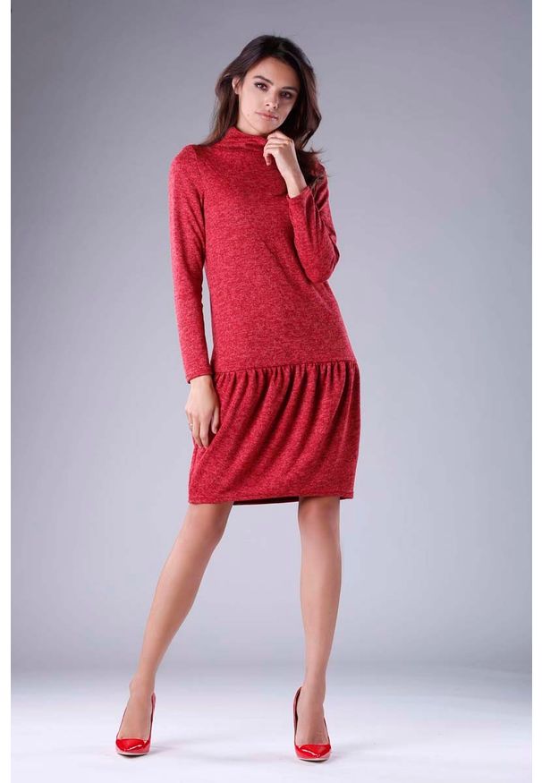Nommo - Czerwona Dzianinowa Sukienka z Golfem z Obniżoną Talią. Typ kołnierza: golf. Kolor: czerwony. Materiał: dzianina