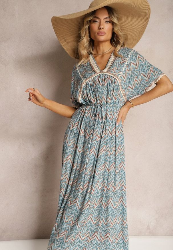 Renee - Niebieska Wiskozowa Sukienka w Stylu Boho z Krótkim Rękawem i Materiałowym Paskiem Giviata. Kolekcja: plus size. Kolor: niebieski. Materiał: materiał, wiskoza. Długość rękawa: krótki rękaw. Sezon: lato. Typ sukienki: proste, dla puszystych. Styl: boho