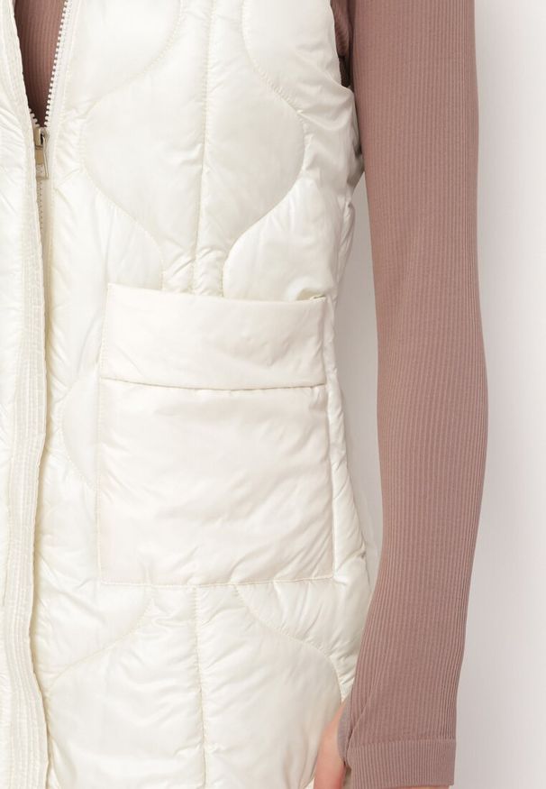 Born2be - Jasnobeżowa Pikowana Kamizelka z Kapturem i Kieszeniami Kress. Typ kołnierza: kaptur. Kolor: beżowy