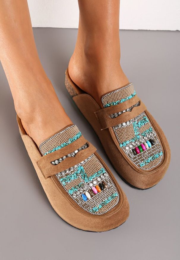 Renee - Ciemnobeżowe Klapki Mule z Koralikami na Zakrytym Nosku Aserhia. Kolor: beżowy. Wzór: kolorowy, aplikacja. Styl: boho