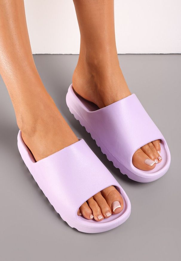 Renee - Fioletowe Klapki z Pianki z Odkrytym Noskiem Birea. Okazja: na plażę, na co dzień. Kolor: fioletowy. Styl: casual, sportowy, klasyczny