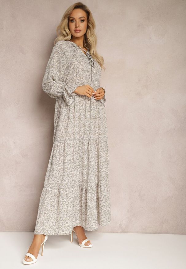 Renee - Jasnoszara Sukienka Callinele. Typ kołnierza: dekolt w serek. Kolor: szary. Materiał: tkanina. Długość rękawa: długi rękaw. Wzór: nadruk. Długość: maxi