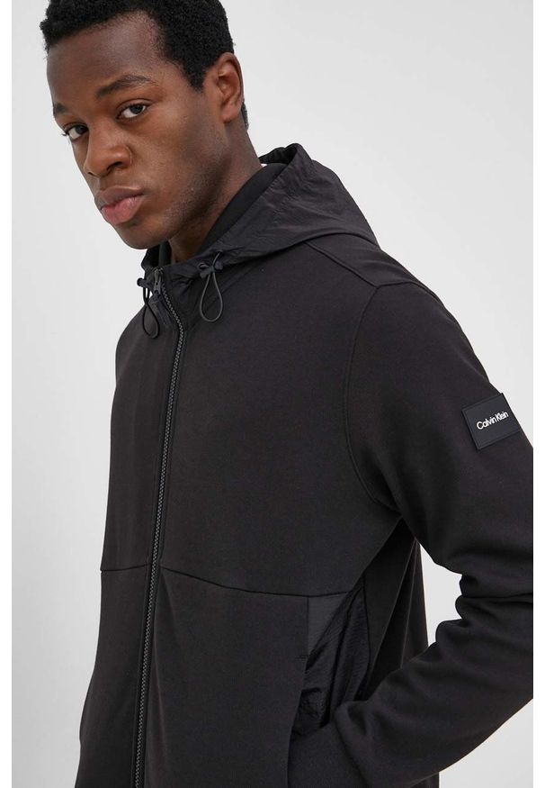Calvin Klein bluza męska kolor czarny z kapturem gładka. Okazja: na co dzień. Typ kołnierza: kaptur. Kolor: czarny. Materiał: dzianina. Wzór: gładki. Styl: casual