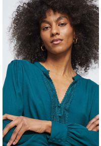 medicine - Medicine bluzka damska kolor turkusowy z aplikacją. Kolor: turkusowy. Materiał: koronka. Długość rękawa: długi rękaw. Długość: długie. Wzór: aplikacja #1