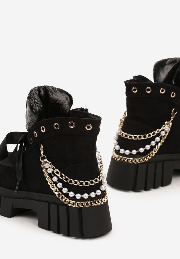 Born2be - Czarne Botki na Tłoczonej Podeszwie z Ozdobnym Językiem i Odpinanymi Łańcuszkami Terisel. Kolor: czarny. Materiał: jeans. Styl: elegancki, klasyczny