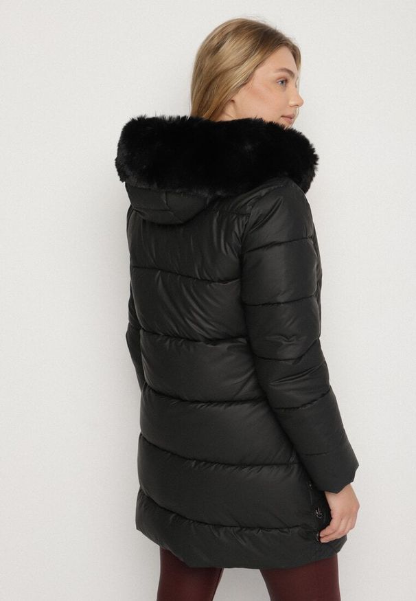 Born2be - Czarna Taliowana Kurtka z Pikowanymi Przeszyciami i Kapturem z Futrem Avileria. Okazja: na co dzień, na spacer. Kolekcja: plus size. Kolor: czarny. Materiał: futro. Styl: casual