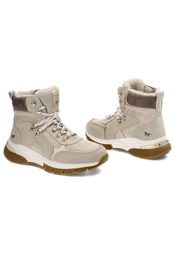 Beżowe Botki Mustang Damskie Ocieplane Obuwie. Kolor: beżowy. Materiał: syntetyk, skóra ekologiczna, futro. Szerokość cholewki: normalna. Sezon: zima. Obcas: na platformie. Styl: wakacyjny