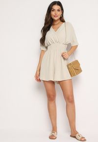 Born2be - Beżowy Kombinezon z Zakładkowym Dekoltem i Gumką w Talii Belandrea. Okazja: na co dzień. Kolor: beżowy. Materiał: jeans. Długość rękawa: krótki rękaw. Długość: krótkie. Sezon: lato. Styl: sportowy, casual, elegancki #7