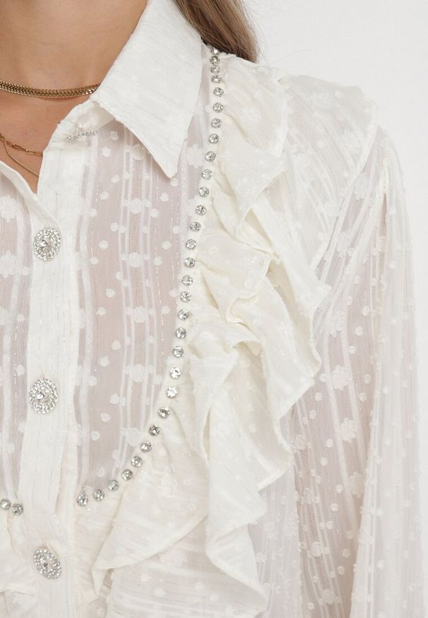 Born2be - Jasnobeżowa Koszula Plumeti z Błyszczącą Nitką i Falbankami Banie. Typ kołnierza: kołnierz z falbankami. Kolor: beżowy. Materiał: tkanina. Wzór: aplikacja