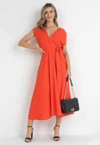 Born2be - Pomarańczowa Sukienka Maxi z Materiałowym Paskiem i Kopertowym Dekoltem Istilla. Okazja: na wesele, na co dzień, na ślub cywilny. Typ kołnierza: dekolt kopertowy. Kolor: pomarańczowy. Materiał: materiał. Typ sukienki: kopertowe. Styl: casual. Długość: maxi #2