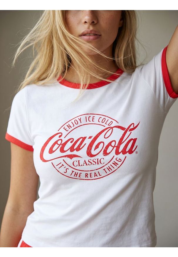 Sinsay - Bawełniana piżama dwuczęściowa Coca-Cola - biały. Kolor: biały. Materiał: bawełna