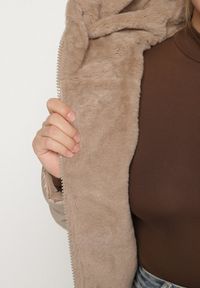 Born2be - Ciemnobeżowa Pikowana Kurtka z Kapturem i Futrzaną Wyściółką Navea. Okazja: do pracy, na co dzień, na spotkanie biznesowe. Typ kołnierza: kaptur. Kolekcja: plus size. Kolor: beżowy, brązowy. Materiał: futro. Wzór: ze splotem. Styl: casual, biznesowy #7