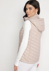 Born2be - Ciemnobeżowa Pikowana Kamizelka z Odpinanym Kapturem i Kieszeniami Ninallia. Okazja: na co dzień. Kolor: beżowy. Materiał: jeans. Styl: sportowy, casual, elegancki #5