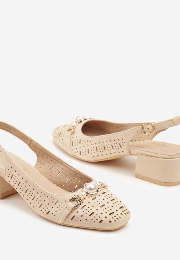 Born2be - Beżowe Sandały Vices na Słupku ze Skórzaną Wkładką i Ażurowymi Wycięciami Floredia. Okazja: na co dzień, na spotkanie biznesowe. Kolor: beżowy. Materiał: skóra. Wzór: ażurowy. Obcas: na słupku. Styl: casual, biznesowy, elegancki