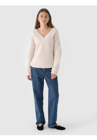 outhorn - Sweter z wełną i alpaką damski Outhorn - biały. Typ kołnierza: dekolt w serek. Kolekcja: plus size. Kolor: biały. Materiał: wełna. Sezon: zima