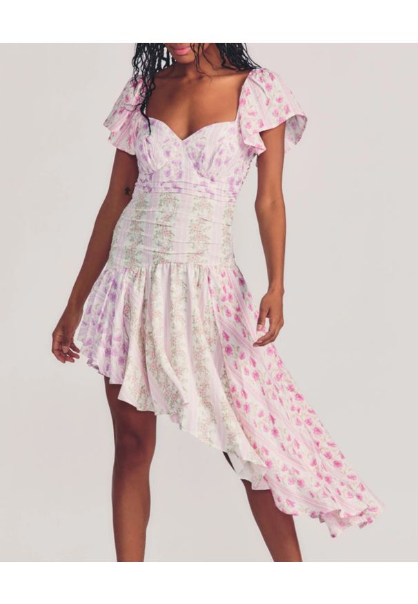 LOVE SHACK FANCY - Asymetryczna sukienka w kwiatowy wzór Irvine. Kolor: różowy, wielokolorowy, fioletowy. Materiał: bawełna, jedwab. Długość rękawa: krótki rękaw. Wzór: kwiaty. Typ sukienki: asymetryczne