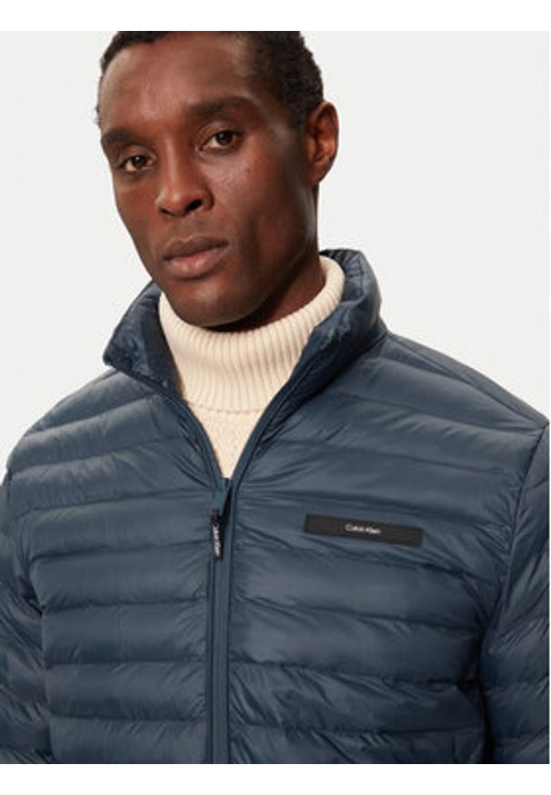 Calvin Klein Kurtka zimowa K10K113474 Niebieski Regular Fit. Kolor: niebieski. Materiał: syntetyk. Sezon: zima