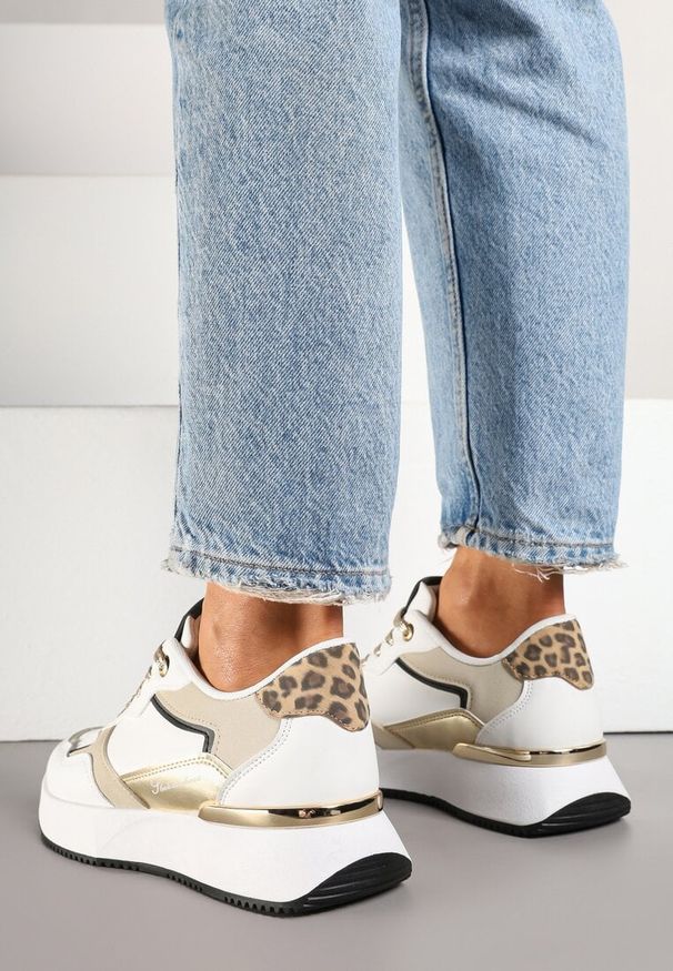 Born2be - Białe Sneakersy Ozdobione Napisem i Panterką Wakkaria. Okazja: na co dzień. Zapięcie: sznurówki. Kolor: biały. Wzór: aplikacja, napisy, motyw zwierzęcy