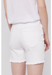 DKNY - Dkny Szorty jeansowe E11W2706 damskie kolor biały gładkie high waist. Stan: podwyższony. Kolor: biały. Materiał: jeans. Wzór: gładki #3