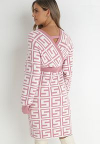 Born2be - Różowa Sukienka Wełniana w Geometryczny Wzór Itasoi. Typ kołnierza: dekolt kopertowy. Kolor: różowy. Materiał: wełna. Wzór: geometria. Typ sukienki: kopertowe. Długość: mini #6