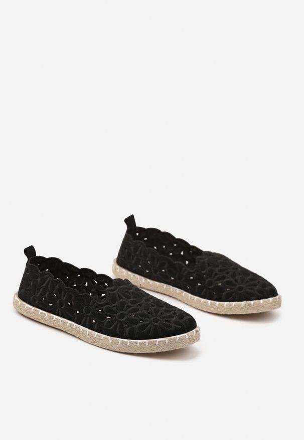 Born2be - Czarne Ażurowe Espadryle Vices w Kwiatowy Wzór z Plecionki Donavia. Okazja: na co dzień, na spacer. Kolor: czarny. Wzór: kwiaty, ażurowy. Sezon: wiosna, lato. Obcas: na obcasie. Styl: casual, elegancki. Wysokość obcasa: niski