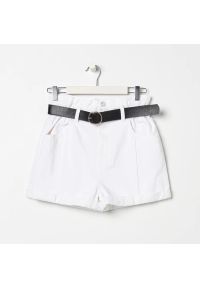 Sinsay - Jeansowe szorty paperbag z paskiem - Biały. Kolor: biały. Materiał: jeans #1