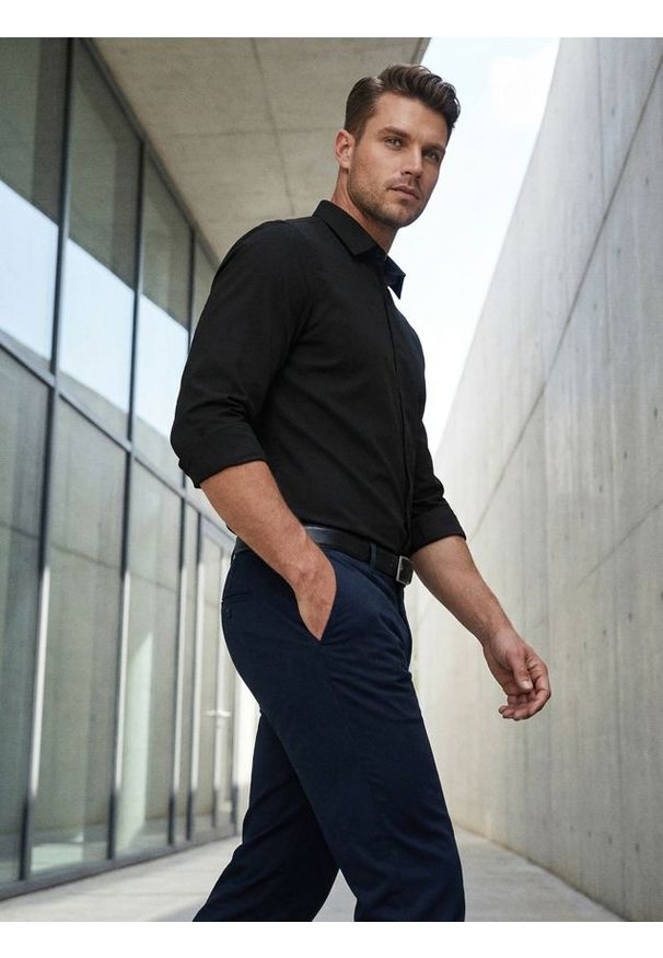 Sinsay - Gładka koszula basic - czarny. Kolor: czarny. Wzór: gładki