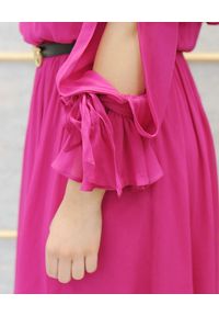 EMMA & GAIA - Różowa sukienka z falbanami. Kolor: różowy, wielokolorowy, fioletowy. Sezon: lato. Typ sukienki: z odkrytymi ramionami #3