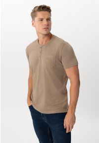 Volcano - T-shirt z dekoltem na guziki T-WARU. Okazja: na co dzień, na spacer. Typ kołnierza: typu henley. Kolekcja: plus size. Kolor: beżowy. Długość: krótkie. Wzór: melanż. Materiał: materiał, bawełna, jeans. Długość rękawa: krótki rękaw. Styl: klasyczny, casual, elegancki #1