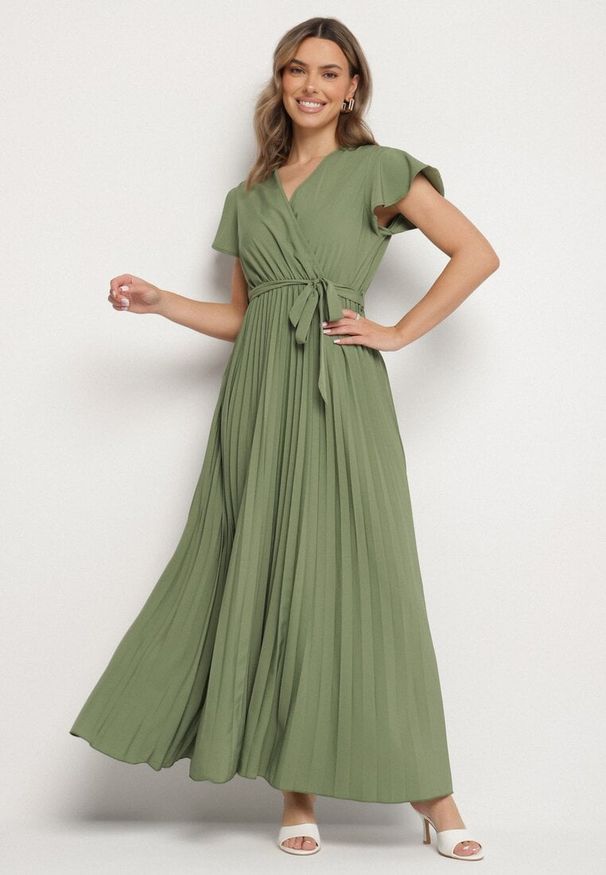 Born2be - Ciemnozielona Elegancka Sukienka Maxi w Plisy z Kopertowym Dekoltem i Wiązaniem Thessi. Kolor: zielony. Sezon: lato. Typ sukienki: kopertowe. Styl: elegancki. Długość: maxi