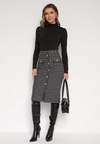 Born2be - Czarno-Biała Ołówkowa Tweedowa Spódnica w Kraciasty Wzór z Guzikami Anitusa. Okazja: na co dzień. Kolor: czarny. Materiał: jeans. Styl: klasyczny, casual, elegancki #4