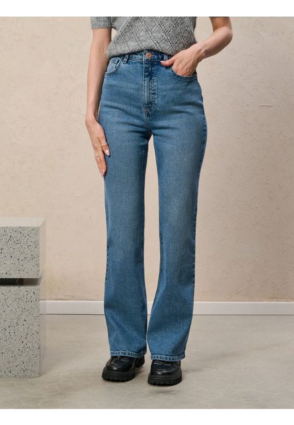 Sinsay - Jeansy flare mid waist - niebieski. Kolor: niebieski. Materiał: jeans