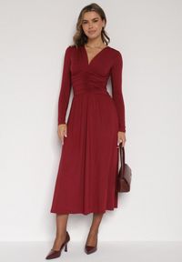 Born2be - Bordowa Marszczona Sukienka Taliowana z Wiskozą z Dekoltem V i Długim Rękawem Emirie. Okazja: na co dzień, na spotkanie biznesowe. Typ kołnierza: dekolt w kształcie V. Kolor: czerwony. Materiał: wiskoza. Długość rękawa: długi rękaw. Styl: biznesowy, casual #7