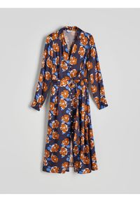 Reserved - Koszulowa sukienka midi z paskiem - wielobarwny. Materiał: tkanina. Typ sukienki: koszulowe. Długość: midi #1