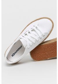 Superga Espadryle kolor biały na platformie. Nosek buta: okrągły. Zapięcie: sznurówki. Kolor: biały. Materiał: guma. Obcas: na platformie #4