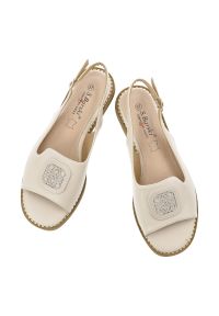 Sandały damskie S.Barski, cholewka ze skóry ekologicznej na płaskiej podeszwie z efektowną broszką, beżowe, KV61-6016. Okazja: na co dzień. Zapięcie: pasek. Kolor: beżowy. Materiał: skóra ekologiczna. Sezon: lato. Obcas: na płaskiej podeszwie. Styl: elegancki, casual #5