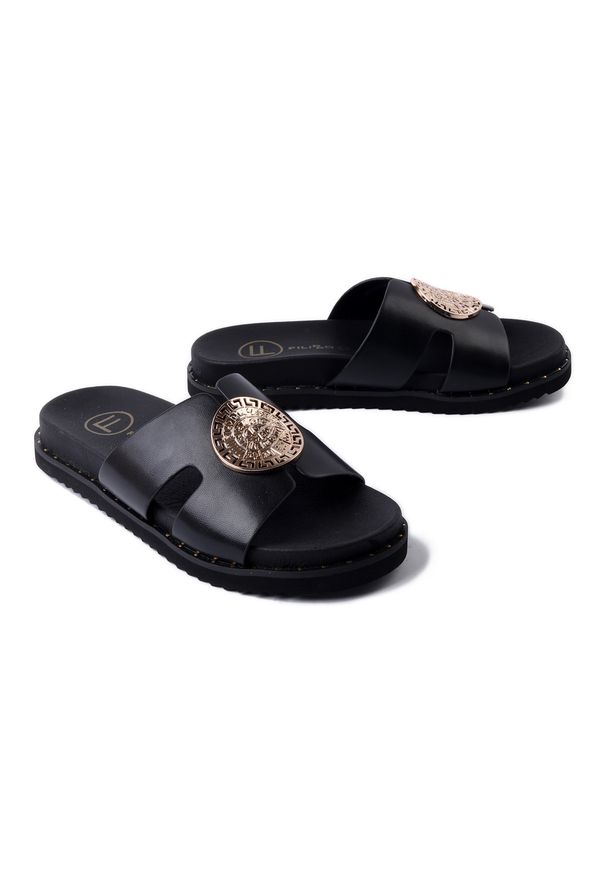 Filippo - FILIPPO DK7050/25 BK czarny, klapki damskie. Kolor: czarny. Materiał: skóra. Wzór: aplikacja. Obcas: na płaskiej podeszwie