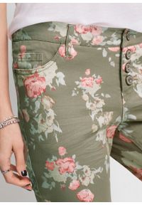 Spodnie ze stretchem SKINNY bonprix oliwkowy w kwiaty. Kolor: zielony. Materiał: materiał, bawełna, elastan. Wzór: kwiaty #2