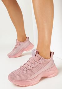 Born2be - Różowe Buty Sportowe Ivama. Nosek buta: okrągły. Zapięcie: bez zapięcia. Kolor: różowy. Materiał: materiał. Szerokość cholewki: normalna #1