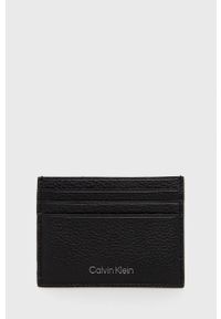 Calvin Klein Etui na karty skórzane męski kolor czarny. Kolor: czarny. Materiał: materiał. Wzór: gładki