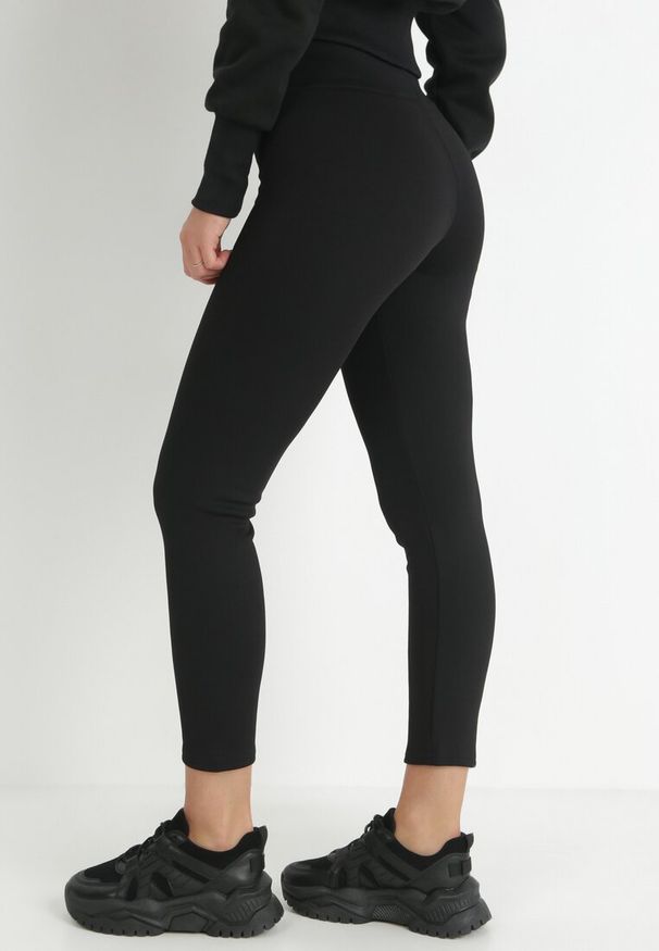 Born2be - Czarne Legginsy z Gumką w Pasie Agathousa. Stan: podwyższony. Kolor: czarny. Materiał: dzianina, wełna, polar. Długość: długie. Wzór: aplikacja, jednolity