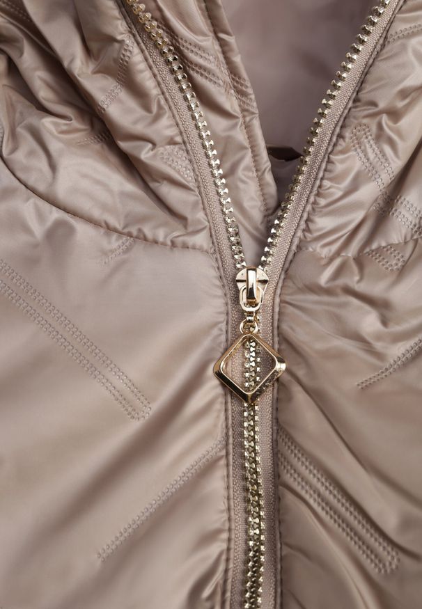 Born2be - Brązowa Kurtka Pikowana z Nieodpinanym Kapturem i Aplikacją na Rękawie Endora. Okazja: na spacer, na co dzień. Kolor: brązowy. Materiał: poliester, jeans. Wzór: aplikacja. Styl: casual, elegancki