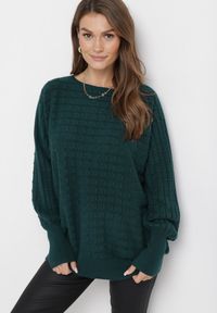 Born2be - Ciemnozielony Klasyczny Sweter z Rękawami Nietoperza Steresa. Kolor: zielony. Długość rękawa: długi rękaw. Długość: długie. Styl: klasyczny