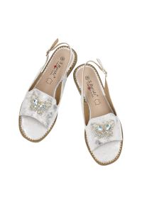 Białe Sandały S.Barski Stylowe Obuwie Damskie Z Motylem. Okazja: na spacer, na plażę. Kolor: biały. Materiał: skóra ekologiczna. Sezon: lato. Styl: elegancki #3