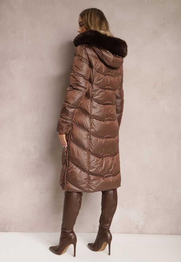 Renee - Brązowa Kurtka Płaszcz za Kolano z Pikowaniem i Odpinanym Kapturem Calarin. Kolor: brązowy. Materiał: futro, zamsz. Długość: długie. Sezon: zima. Styl: elegancki
